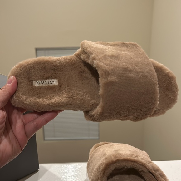 Vionic Faux Fur Plush Dream Slippers - New Condition - Picture 3 of 6